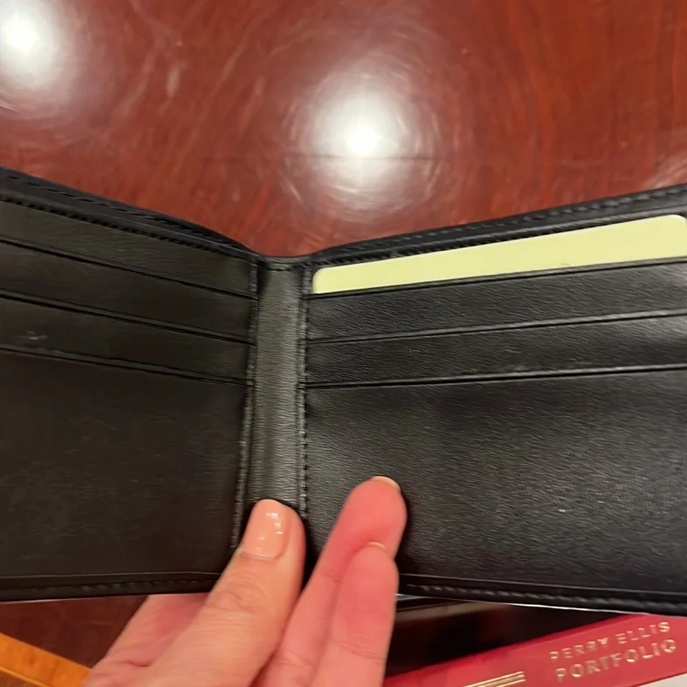 Perry Ellis Pitfolio leather Bifold with keychain tool